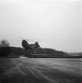 Lyft av telemast med helikopter