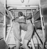 Arbetsbilder ombord på torpedb. Västervik (asbetssanering)