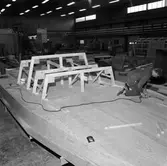 Arbete med däcket till stridsbåt CG 13 plastverkstan