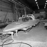 Arbete med däcket till stridsbåt CG 13 plastverkstan