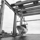 Lyft av M33 Viksten in i skrovhallen