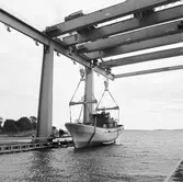 Lyft av M33 Viksten in i skrovhallen