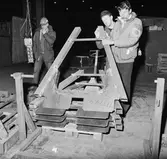 Arbete med krigsbroar i plåtv.