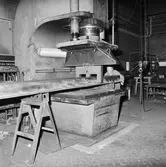 Arbete med krigsbroar i plåtv.