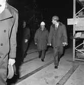 VD H. Frisk med besökare å varvet