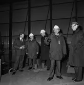 VD H. Frisk med besökare å varvet