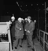 VD H. Frisk med besökare å varvet