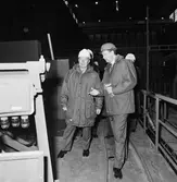 VD H. Frisk med besökare å varvet