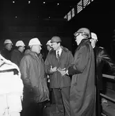 VD H. Frisk med besökare å varvet