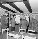 VD H. Frisk med besökare å varvet