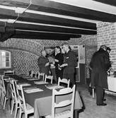 VD H. Frisk med besökare å varvet