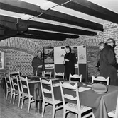 VD H. Frisk med besökare å varvet