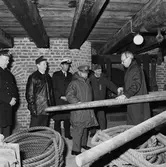 VD H. Frisk med besökare å varvet