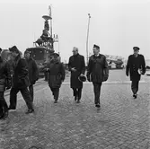 VD H. Frisk med besökare å varvet