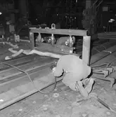 Arbete med krigsbroar i plåtv.