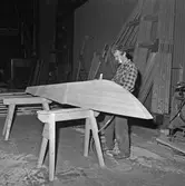 Slipning av förstäv till testrigg 2000 i flakhallen