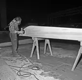 Slipning av förstäv till testrigg 2000 i flakhallen