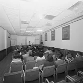 Asta Andersson med besökande i hörsalen