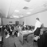 Asta Andersson med besökande i hörsalen