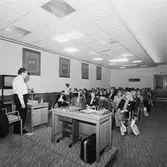 Asta Andersson med besökande i hörsalen