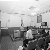 Asta Andersson med besökande i hörsalen