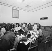 Asta Andersson med besökande i hörsalen