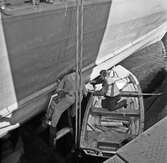 Lyft av Spica II-båt in i skrovhallen
