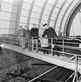 VD Hans Hedman med besökande å varvet