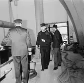 VD Hans Hedman med besökande å varvet