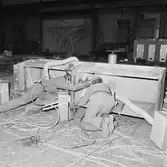 Arbete med bostadsplattform till oljerigg i plåtverkst.