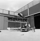 Provlyft av brosektion till krigsbro av hydralkran