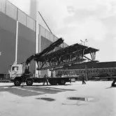 Provlyft av brosektion till krigsbro av hydralkran