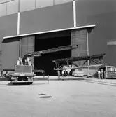 Provlyft av brosektion till krigsbro av hydralkran