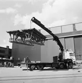 Provlyft av brosektion till krigsbro av hydralkran