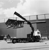 Provlyft av brosektion till krigsbro av hydralkran