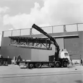 Provlyft av brosektion till krigsbro av hydralkran