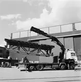 Provlyft av brosektion till krigsbro av hydralkran