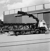 Provlyft av brosektion till krigsbro av hydralkran