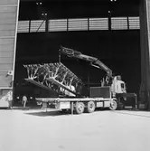 Provlyft av brosektion till krigsbro av hydralkran