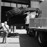 Provlyft av brosektion till krigsbro av hydralkran