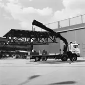 Provlyft av brosektion till krigsbro av hydralkran