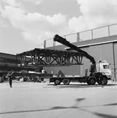 Provlyft av brosektion till krigsbro av hydralkran