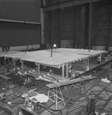 Arbete med bostadsplattformar till oljerigg och lyft till pråm för transport