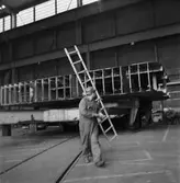 Arbete med bostadsplattformar till oljerigg och lyft till pråm för transport