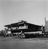 Arbete med bostadsplattformar till oljerigg och lyft till pråm för transport