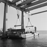 Arbete med bostadsplattformar till oljerigg och lyft till pråm för transport