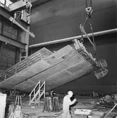 Arbete med bostadsplattformar till oljerigg och lyft till pråm för transport