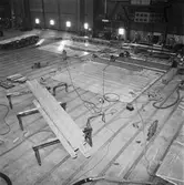 Arbete med bostadsplattformar till oljerigg och lyft till pråm för transport