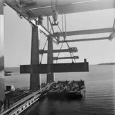 Arbete med bostadsplattformar till oljerigg och lyft till pråm för transport