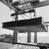 Arbete med bostadsplattformar till oljerigg och lyft till pråm för transport